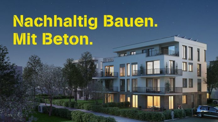 Moderne Mehrfamilienhäuser im Dämmerlicht mit dem gelben Schriftzug