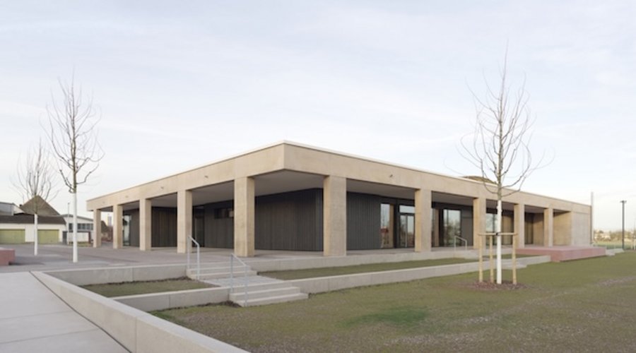 Modernes Bürgerhaus in Kippenheim mit Sichtbeton-Fassade, Säulenreihen und umgeb