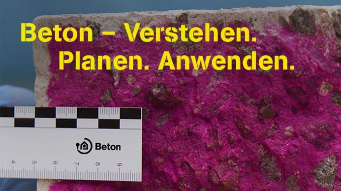 Nahaufnahme eines farbig markierten Betonquerschnitts mit Maßstab und dem gelben