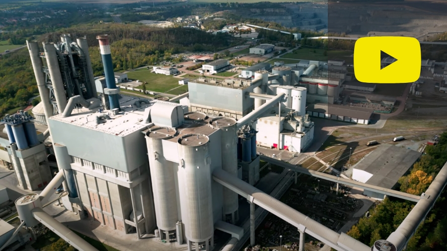 Luftaufnahme einer industriellen Anlage mit großen Silos, Rohrleitungen und Scho