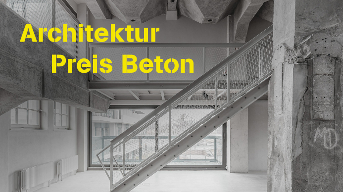 Schwarzes Bild eines modernen Innenraums mit Stahl-Treppe und Betonwänden, darüb